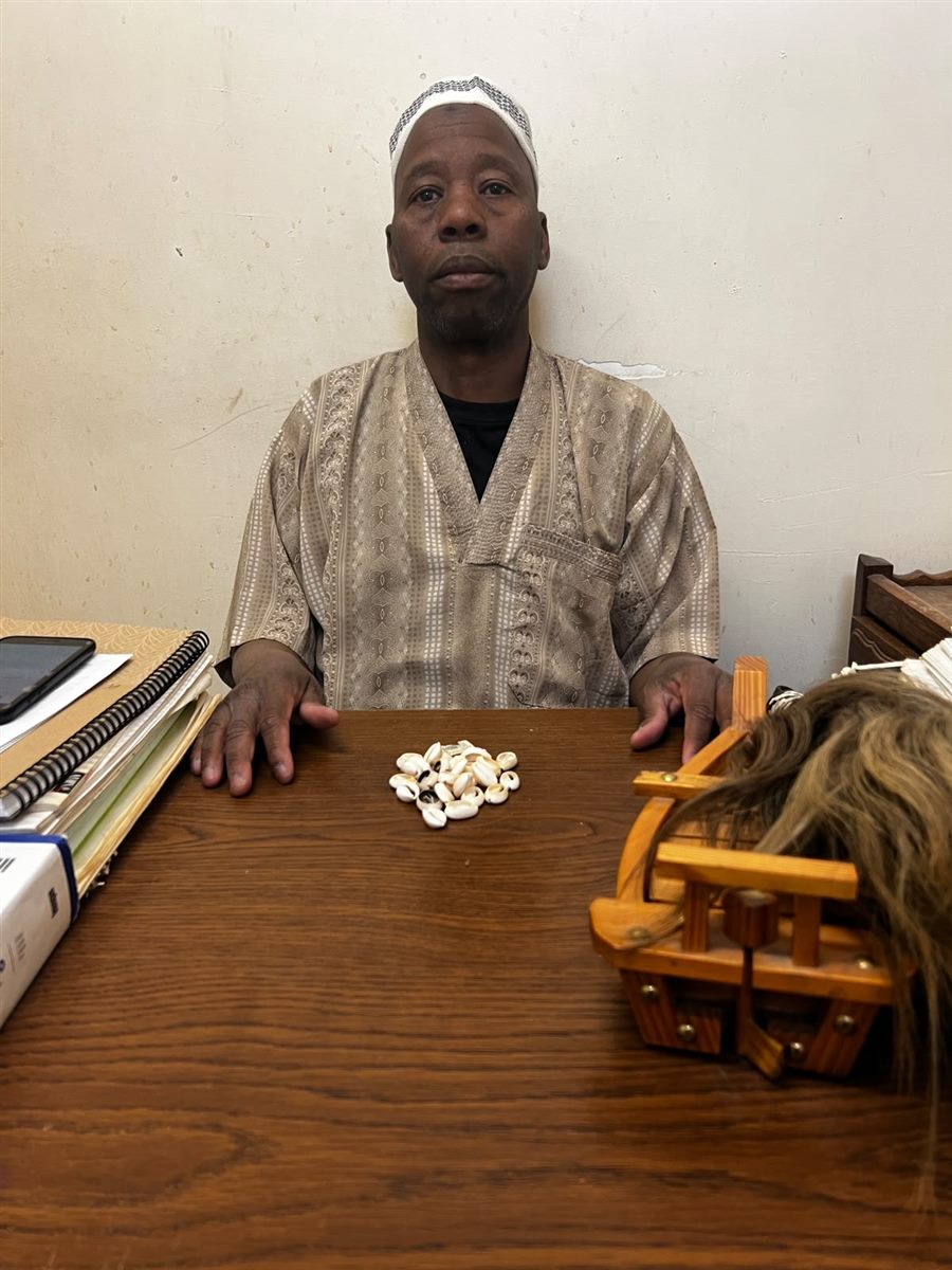 Maître Samou dans son cabinet de voyance, 25 rue Poulet à Paris 18e