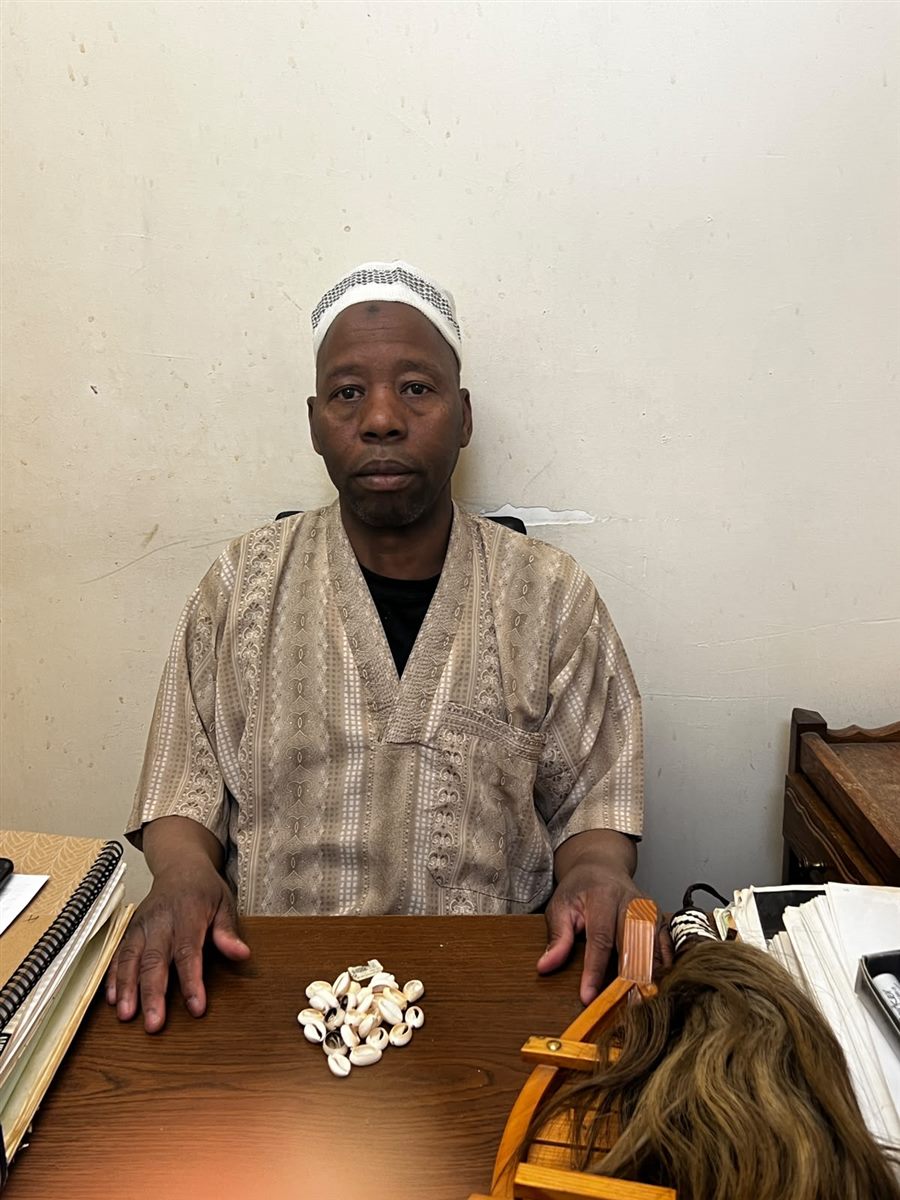 Maître Samou dans son cabinet de voyance, 25 rue Poulet à Paris 18e