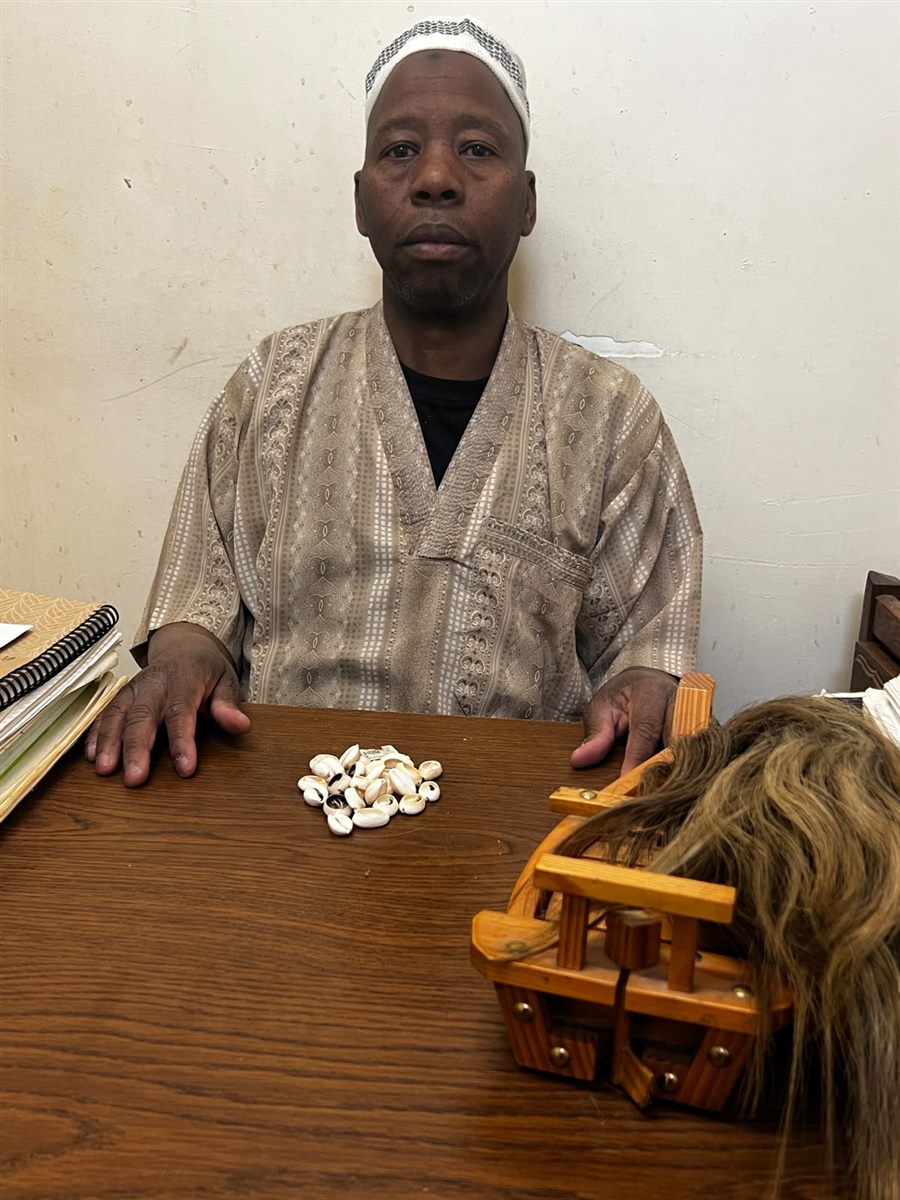 Maître Samou dans son cabinet de voyance, 25 rue Poulet à Paris 18e