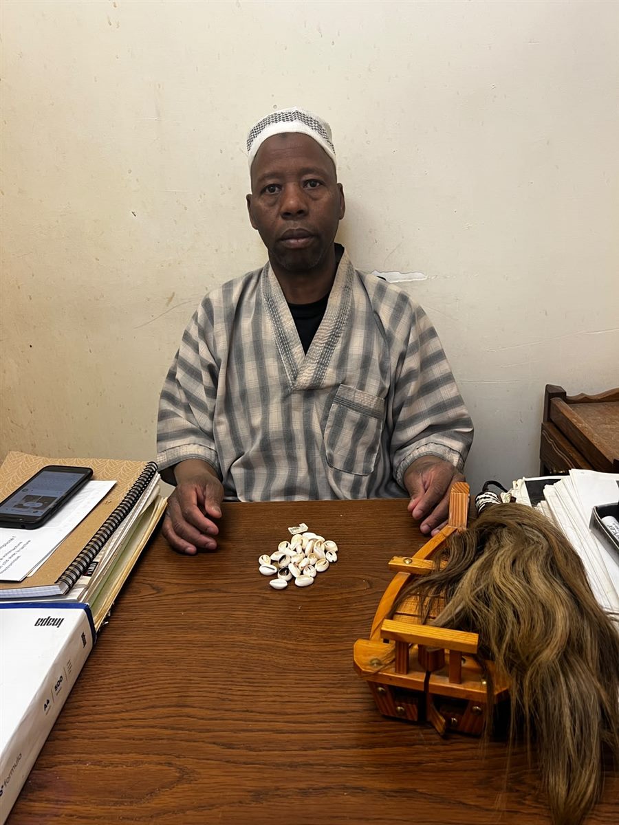 Maître Samou dans son cabinet de voyance, 25 rue Poulet à Paris 18e