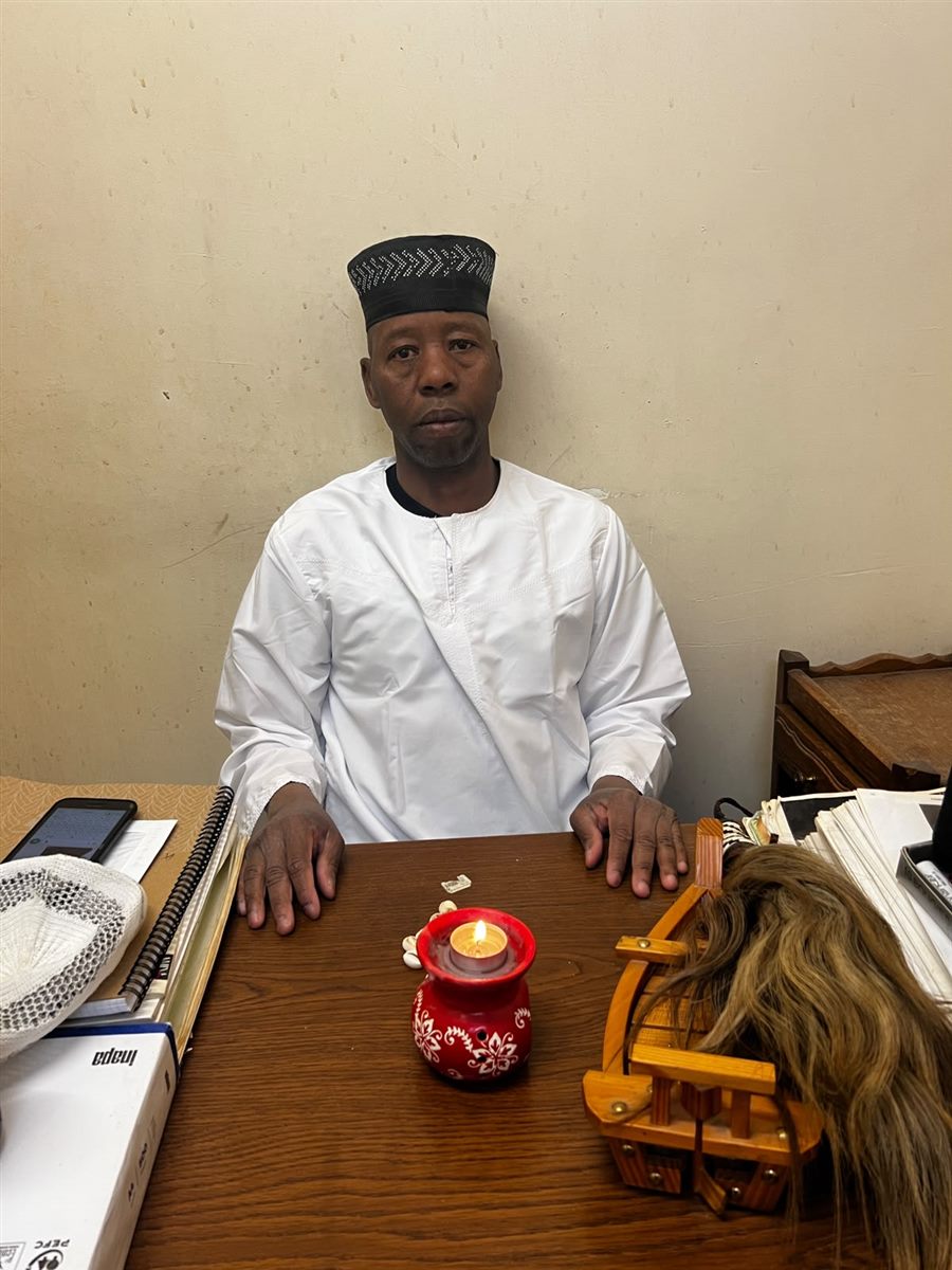 Maître Samou dans son cabinet de voyance, 25 rue Poulet à Paris 18e