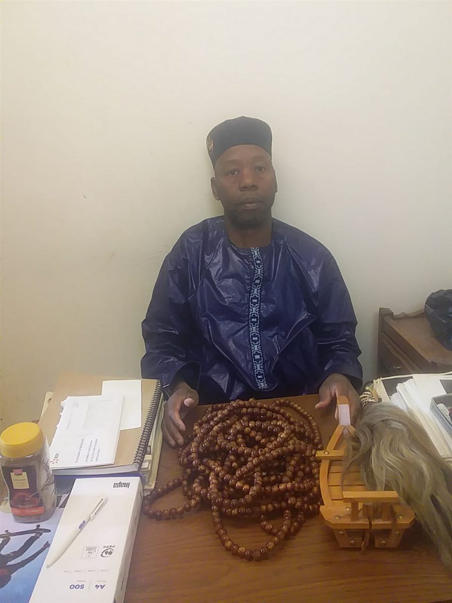 Maître Samou dans son cabinet de voyance, 25 rue Poulet à Paris 18e