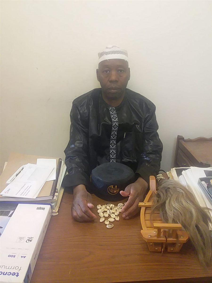 Maître Samou dans son cabinet de voyance, 25 rue Poulet à Paris 18e
